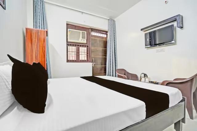 Rooftop Castle Hotel โนอิดา ภายนอก รูปภาพ